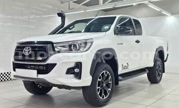 Tenga Tsaru Toyota Hilux Chena Mota in Maputo in Maputo