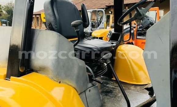 Comprar Usado Caterpillar 120 Bege Caminhão em Maputo em Maputo Comprar Usado Caterpillar 120 Bege Caminhão em Maputo em Maputo