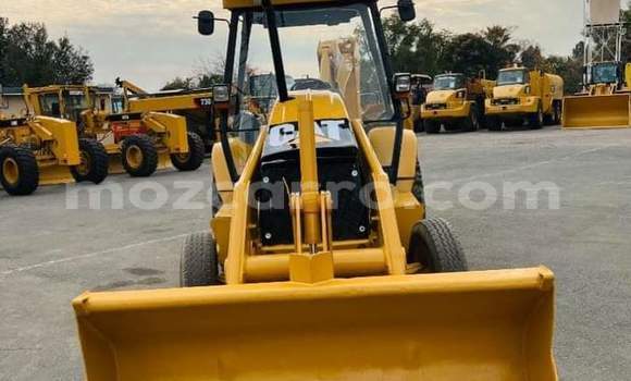 Comprar Usado Caterpillar 120 Bege Caminhão em Maputo em Maputo Comprar Usado Caterpillar 120 Bege Caminhão em Maputo em Maputo