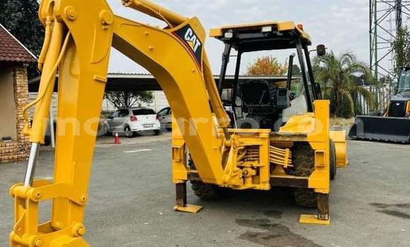 Comprar Usado Caterpillar 120 Bege Caminhão em Maputo em Maputo Comprar Usado Caterpillar 120 Bege Caminhão em Maputo em Maputo