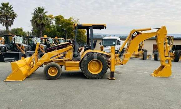 Comprar Usado Caterpillar 120 Bege Caminhão em Maputo em Maputo Comprar Usado Caterpillar 120 Bege Caminhão em Maputo em Maputo