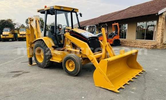 Comprar Usado Caterpillar 120 Bege Caminhão em Maputo em Maputo Comprar Usado Caterpillar 120 Bege Caminhão em Maputo em Maputo