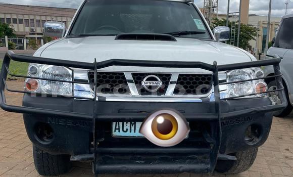 Buy Used Nissan Hardbody White Car in Maputo in Maputo