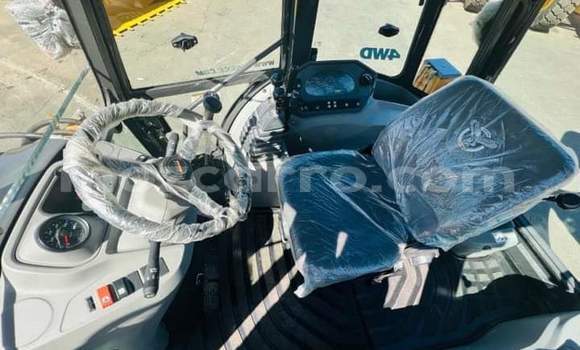 Tenga Tsaru Caterpillar 120 Beige Rori in Maputo in Maputo Tenga Tsaru Caterpillar 120 Beige Rori in Maputo in Maputo