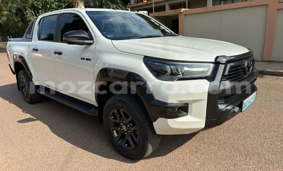Buy Used Toyota Hiluxe Revo White Car in Maputo in Maputo