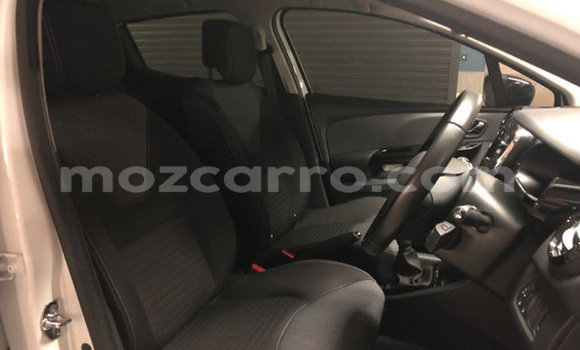 Comprar Usado Renault Clio Branco Carro em Lumbo em Nampula Comprar Usado Renault Clio Branco Carro em Lumbo em Nampula