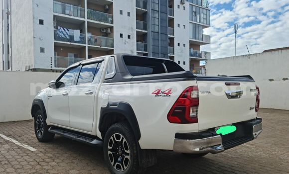 Buy Used Toyota Hiluxe Revo White Car in Maputo in Maputo Buy Used Toyota Hiluxe Revo White Car in Maputo in Maputo