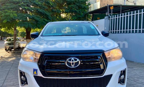 Nunua Ilio tumika Toyota Hiluxe Revo Nyeupe Gari ndani ya Maputo nchini Maputo