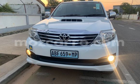Nunua Ilio tumika Toyota Hilux Nyeupe Gari ndani ya Maputo nchini Maputo