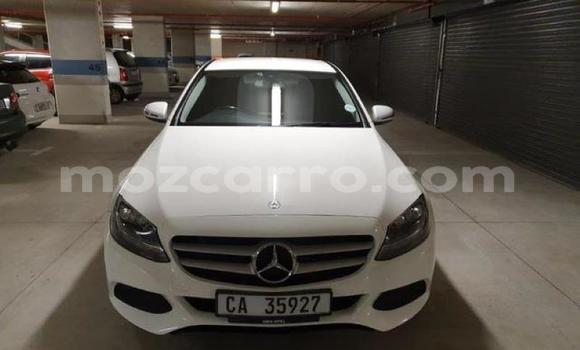 Comprar Usado Mercedes‒Benz C-Class Branco Carro em Lumbo em Nampula Comprar Usado Mercedes‒Benz C-Class Branco Carro em Lumbo em Nampula