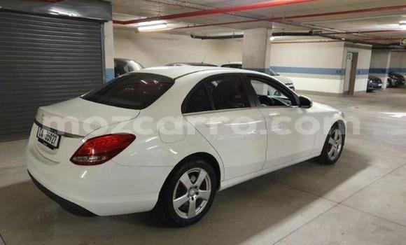 Comprar Usado Mercedes‒Benz C-Class Branco Carro em Lumbo em Nampula Comprar Usado Mercedes‒Benz C-Class Branco Carro em Lumbo em Nampula