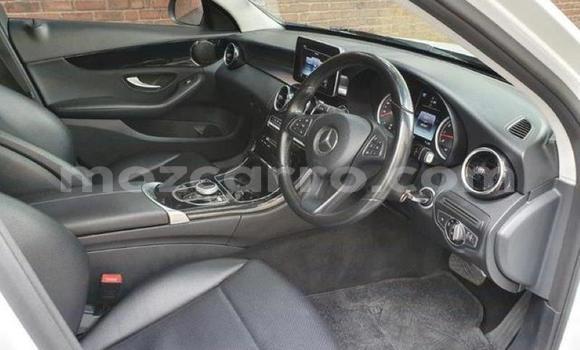 Comprar Usado Mercedes‒Benz C-Class Branco Carro em Lumbo em Nampula Comprar Usado Mercedes‒Benz C-Class Branco Carro em Lumbo em Nampula