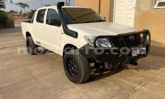 Tenga Tsaru Toyota Hilux Chena Mota in Maputo in Maputo