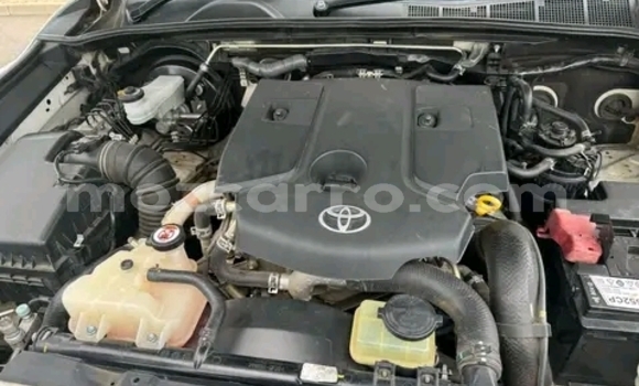 Nunua Ilio tumika Toyota Hilux Nyeupe Gari ndani ya Maputo nchini Maputo Nunua Ilio tumika Toyota Hilux Nyeupe Gari ndani ya Maputo nchini Maputo