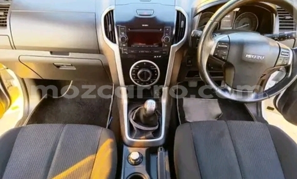 Nunua Ilio tumika Isuzu KB Nyeupe Gari ndani ya Maputo nchini Maputo Nunua Ilio tumika Isuzu KB Nyeupe Gari ndani ya Maputo nchini Maputo