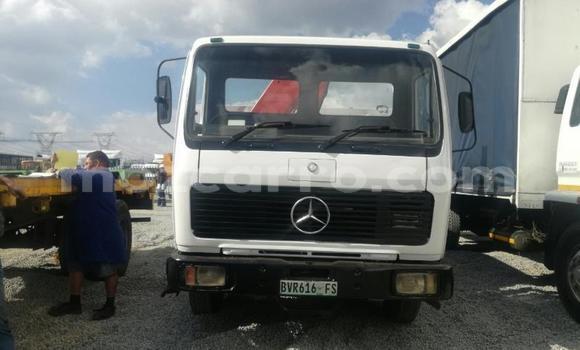 Tenga Tsaru Mercedes‒Benz 1213 Chena Rori in Maputo in Maputo Tenga Tsaru Mercedes‒Benz 1213 Chena Rori in Maputo in Maputo