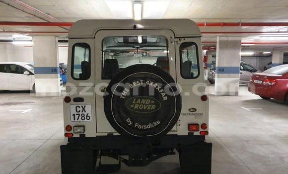 Comprar Usado Land Rover Defender Branco Carro em Lumbo em Nampula Comprar Usado Land Rover Defender Branco Carro em Lumbo em Nampula