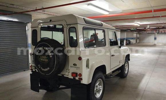 Comprar Usado Land Rover Defender Branco Carro em Lumbo em Nampula Comprar Usado Land Rover Defender Branco Carro em Lumbo em Nampula