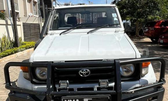 Nunua Ilio tumika Toyota Hilux Nyeupe Gari ndani ya Maputo nchini Maputo