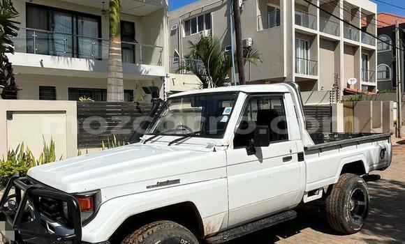 Nunua Ilio tumika Toyota Hilux Nyeupe Gari ndani ya Maputo nchini Maputo Nunua Ilio tumika Toyota Hilux Nyeupe Gari ndani ya Maputo nchini Maputo