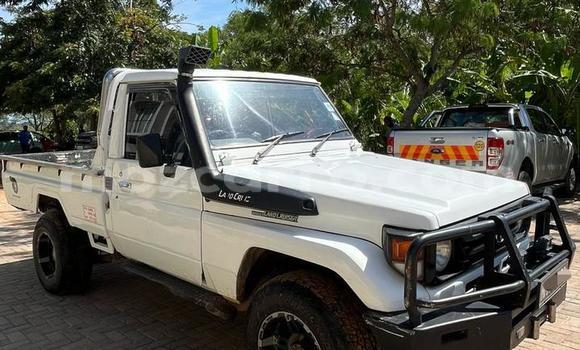 Nunua Ilio tumika Toyota Hilux Nyeupe Gari ndani ya Maputo nchini Maputo Nunua Ilio tumika Toyota Hilux Nyeupe Gari ndani ya Maputo nchini Maputo