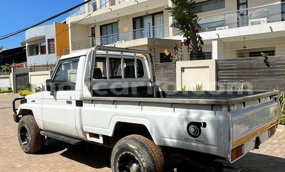 Nunua Ilio tumika Toyota Hilux Nyeupe Gari ndani ya Maputo nchini Maputo Nunua Ilio tumika Toyota Hilux Nyeupe Gari ndani ya Maputo nchini Maputo