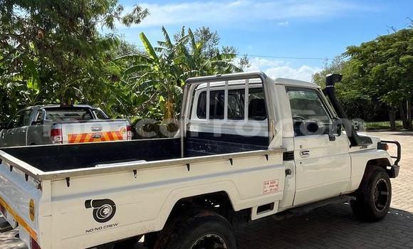 Nunua Ilio tumika Toyota Hilux Nyeupe Gari ndani ya Maputo nchini Maputo Nunua Ilio tumika Toyota Hilux Nyeupe Gari ndani ya Maputo nchini Maputo