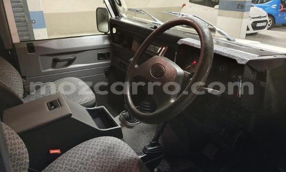 Comprar Usado Land Rover Defender Branco Carro em Lumbo em Nampula Comprar Usado Land Rover Defender Branco Carro em Lumbo em Nampula
