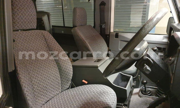 Comprar Usado Land Rover Defender Branco Carro em Lumbo em Nampula Comprar Usado Land Rover Defender Branco Carro em Lumbo em Nampula