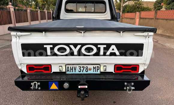 Nunua Ilio tumika Toyota Land Cruiser Nyeupe Gari ndani ya Maputo nchini Maputo Nunua Ilio tumika Toyota Land Cruiser Nyeupe Gari ndani ya Maputo nchini Maputo