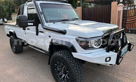 Buy Used Toyota Land Cruiser White Car in Maputo in Maputo
