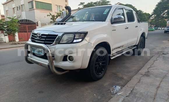 Buy Used Toyota Hilux White Car in Maputo in Maputo