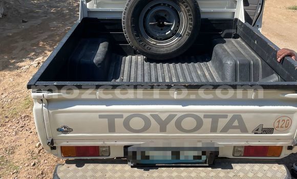 Nunua Ilio tumika Toyota Land Cruiser Nyeupe Gari ndani ya Maputo nchini Maputo