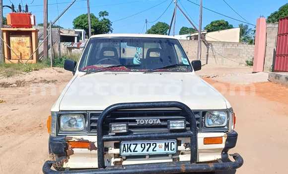 Buy Used Toyota Hilux White Car in Maputo in Maputo