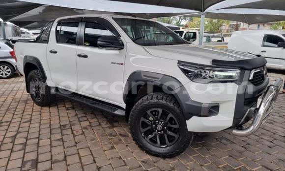 Buy Used Toyota Hilux White Car in Maputo in Maputo