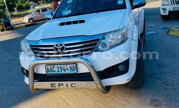Comprar Usado Toyota Fortuner Branco Carro em Maputo em Maputo