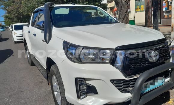 Nunua Ilio tumika Toyota Hiluxe Revo Nyeupe Gari ndani ya Maputo nchini Maputo