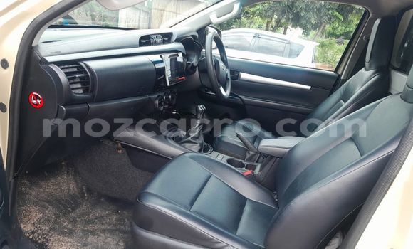 Nunua Ilio tumika Toyota Hilux Brown Gari ndani ya Maputo nchini Maputo Nunua Ilio tumika Toyota Hilux Brown Gari ndani ya Maputo nchini Maputo