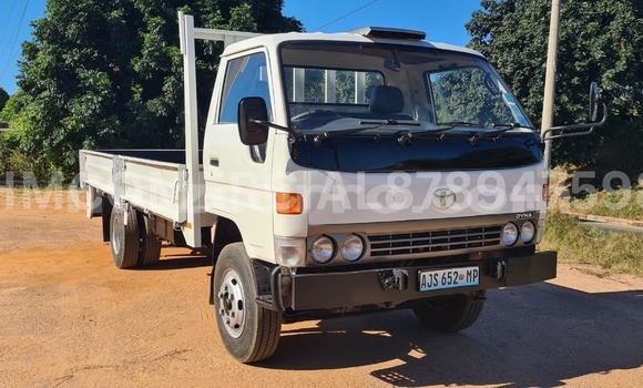 Comprar Usado Toyota Dyna Branco Caminhão em Maputo em Maputo Comprar Usado Toyota Dyna Branco Caminhão em Maputo em Maputo