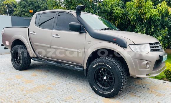 Comprar Usado Mitsubishi L200 Bege Carro em Maputo em Maputo