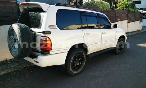 Nunua Ilio tumika Toyota Land Cruiser Prado Nyeupe Gari ndani ya Maputo nchini Maputo Nunua Ilio tumika Toyota Land Cruiser Prado Nyeupe Gari ndani ya Maputo nchini Maputo