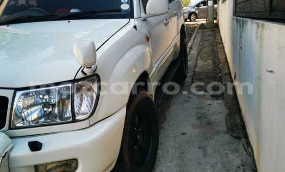 Nunua Ilio tumika Toyota Land Cruiser Prado Nyeupe Gari ndani ya Maputo nchini Maputo Nunua Ilio tumika Toyota Land Cruiser Prado Nyeupe Gari ndani ya Maputo nchini Maputo