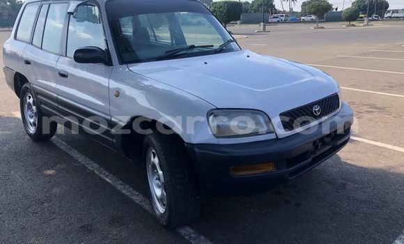 Nunua Ilio tumika Toyota RAV4 Nyeupe Gari ndani ya Maputo nchini Maputo
