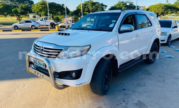 Nunua Ilio tumika Toyota Land Cruiser Prado Nyeupe Gari ndani ya Maputo nchini Maputo Nunua Ilio tumika Toyota Land Cruiser Prado Nyeupe Gari ndani ya Maputo nchini Maputo