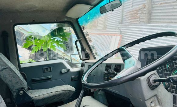 Comprar Usado Mercedes‒Benz Truck Branco Caminhão em Maputo em Maputo Comprar Usado Mercedes‒Benz Truck Branco Caminhão em Maputo em Maputo