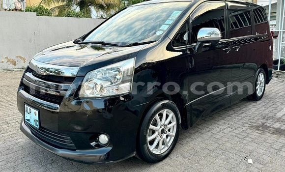 Nunua Ilio tumika Toyota Noah Nyeusi Gari ndani ya Maputo nchini Maputo