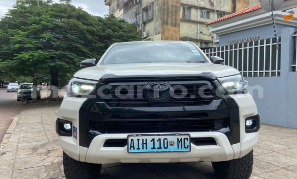 Nunua Ilio tumika Toyota Hiluxe Revo Nyeupe Gari ndani ya Maputo nchini Maputo