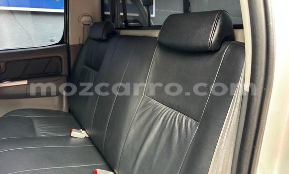 Nunua Ilio tumika Toyota Hilux Fedha Gari ndani ya Maputo nchini Maputo Nunua Ilio tumika Toyota Hilux Fedha Gari ndani ya Maputo nchini Maputo