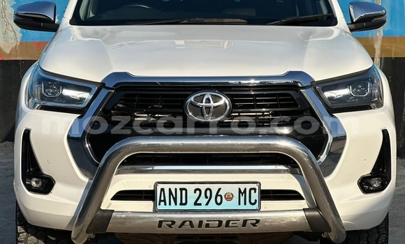Buy Used Toyota Hiluxe Revo White Car in Maputo in Maputo
