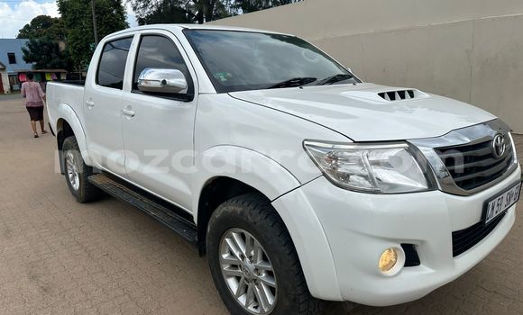 Comprar Usado Toyota Hilux Branco Carro em Maputo em Maputo